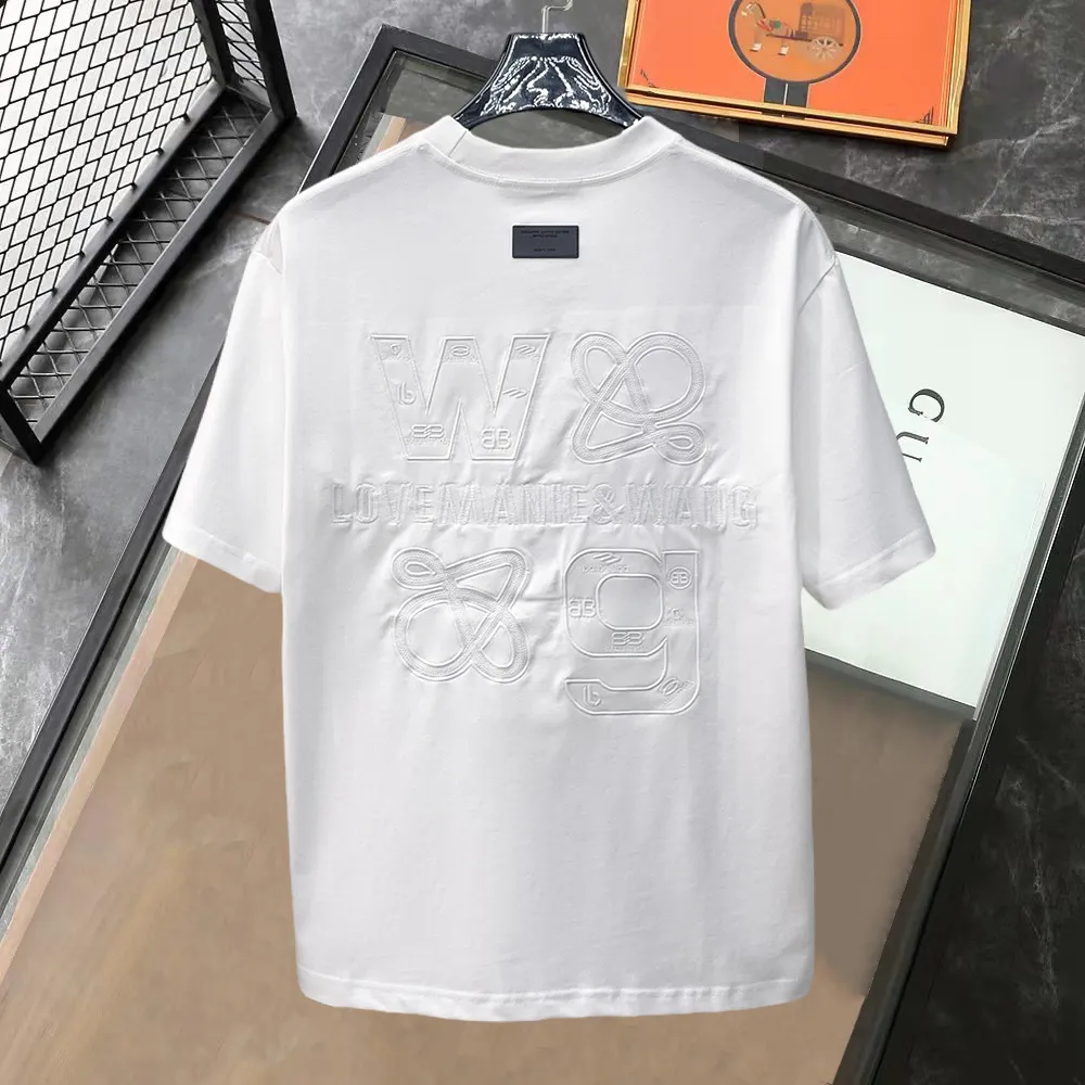 Balenciaga's high-end top-quality products 🐮2026 Spring and Summer New Arrival first counter, the latest New Arrival short-sleeved round neck T-shirt, Premium customized design, avant-garde and fashionable! Brand logo heavy craftsmanship design Premium customized 260g fabric. Soft to the touch. Comfortable to wear. Counter-level exquisite stitching. Fine workmanship. The upper body effect is incomparably handsome! A must-have item for men and women with the same style! Sizes: S~XXL When placing an order, please state your height and weight. The maximum wearing size is 210 pounds (one size larger)